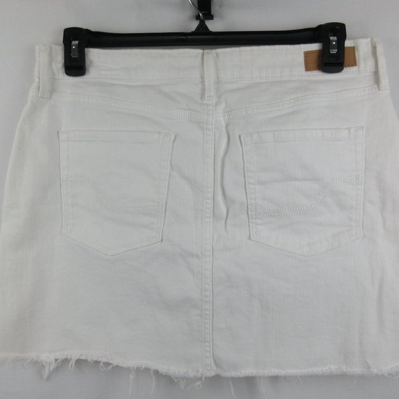 Levi's Women's Blue Jean Style Mini Skirt Size 14--W32 Color White NWOT - Picture 4 of 8